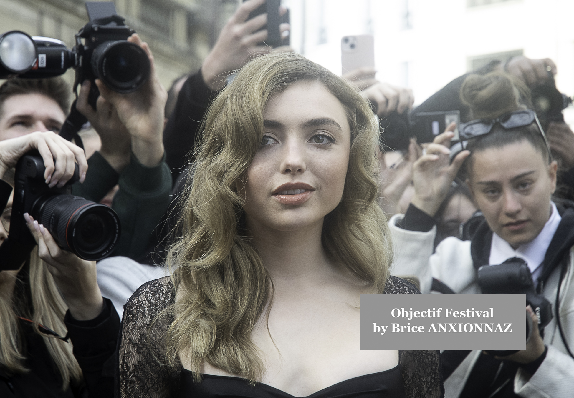 Photo streetstyle de Kim Cattrall -  Streetstyle photos of guest arrivals at the Nina Ricci show lors du défilé Nina Ricci Spring 2025 à Streetstyle-photos-of-guest-arrivals-at-the-Nina-Ricci-show, Paris Fashion Week le 7 March 2025 par Brice ANXIONNAZ (Objectif Festival)